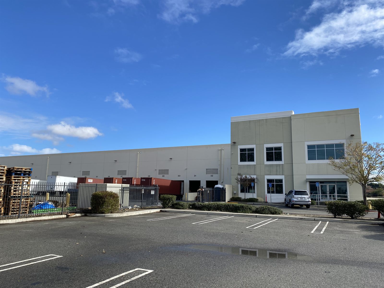 Exterior view of Broadi's Los Angeles warehouse